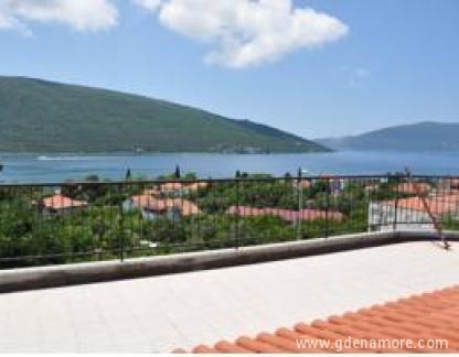 Apartmani Blagojević, privatni smeštaj u mestu Kumbor, Crna Gora - Pogled